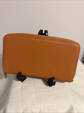 Thirty-One Jewell Pebbled Zip-Around Wallet in Tan Leather Excellent Condition
